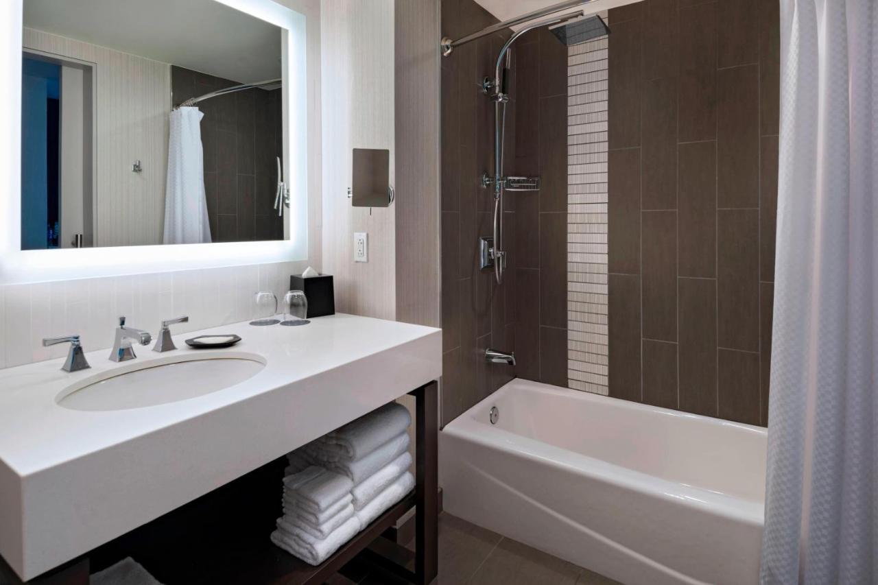 Large King Room City View Mobility or Hearing Accessible Tub