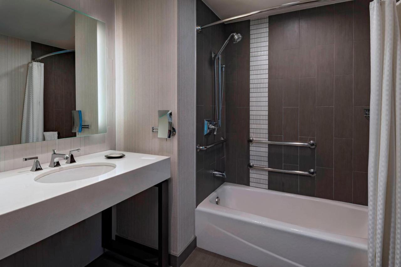 Large King Room City View Mobility or Hearing Accessible Tub
