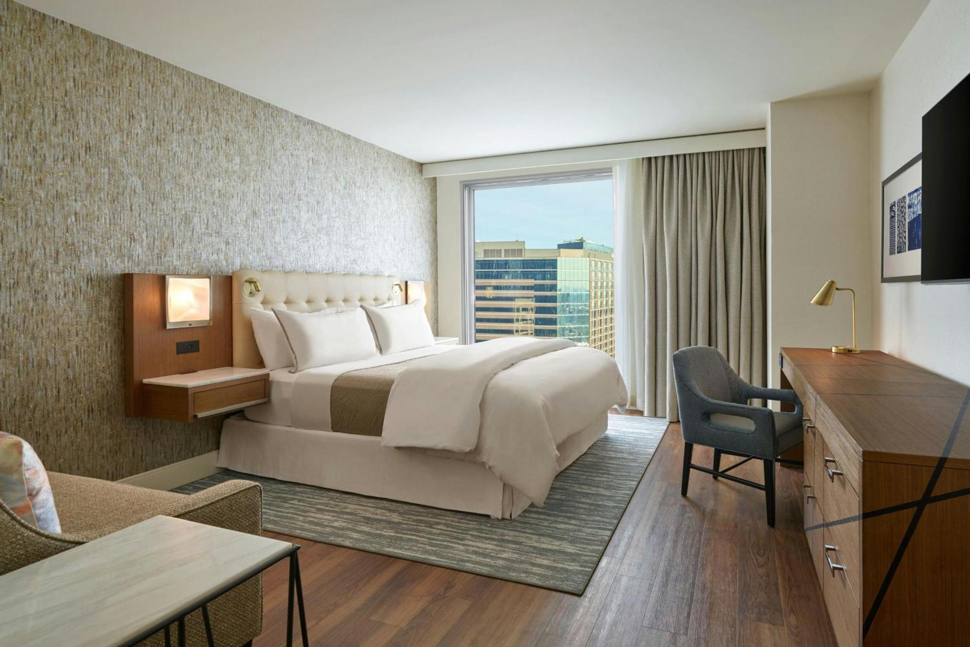 Large King Room City View Mobility or Hearing Accessible Tub