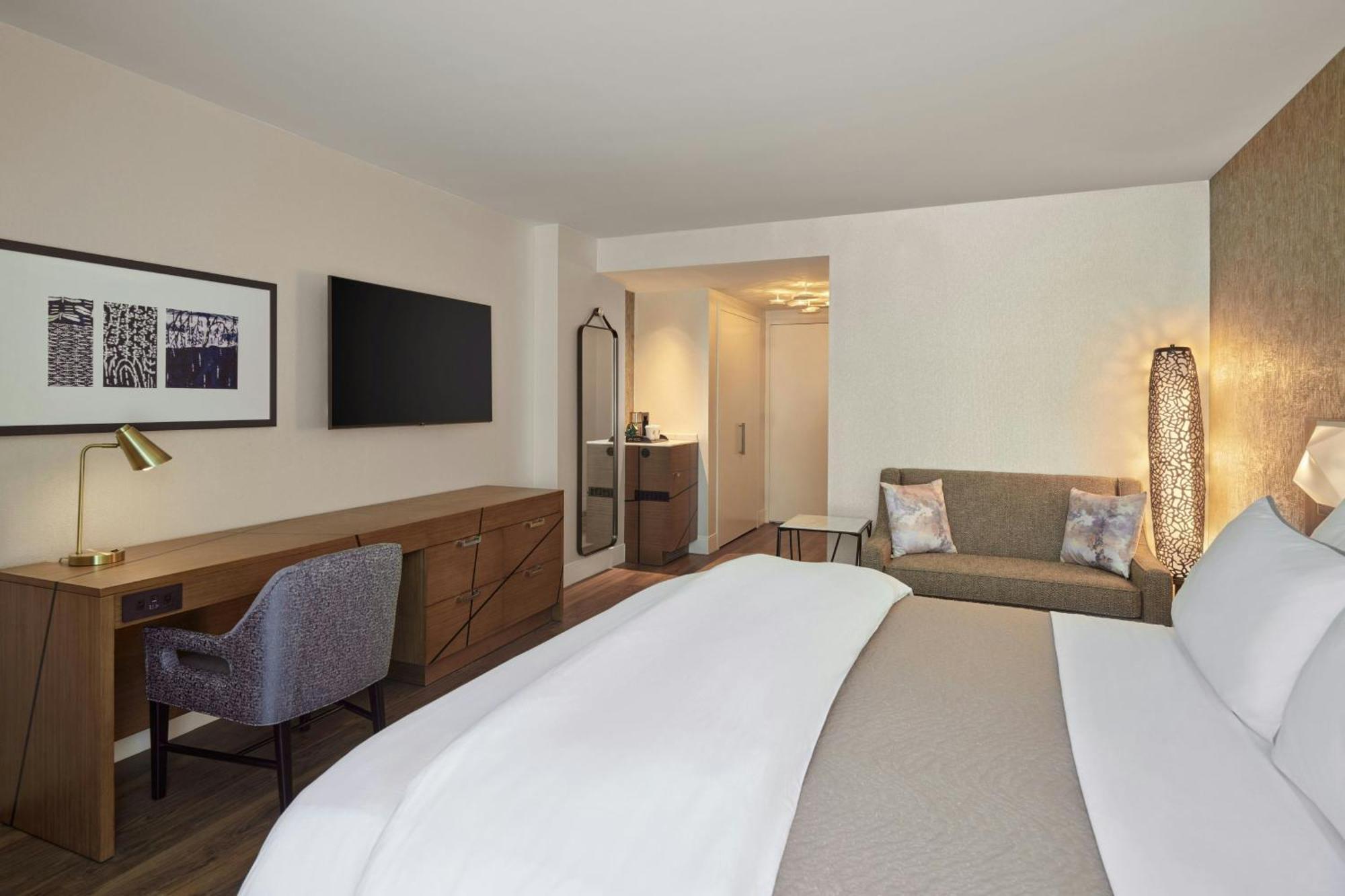 Large King Room City View Mobility or Hearing Accessible Tub